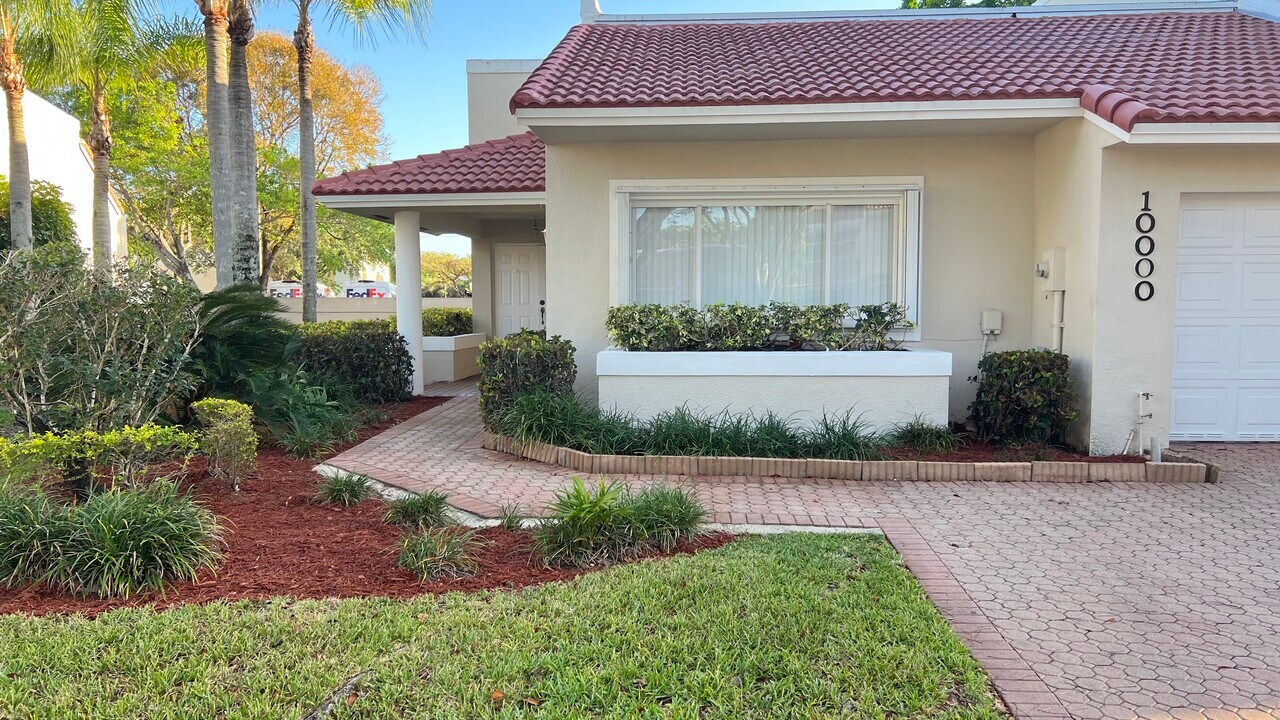 10000 NW 43rd Terrace in Doral, FL - Building Photo