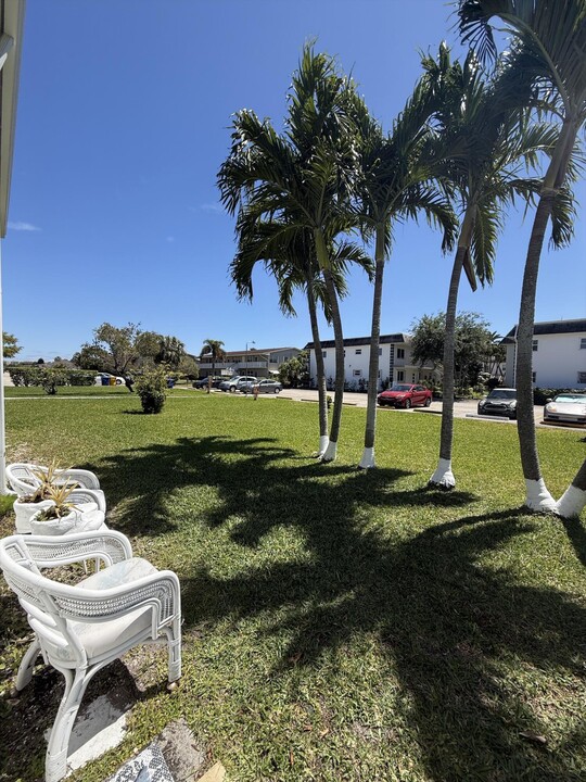 352 Sheffield O in West Palm Beach, FL - Building Photo