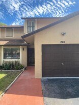 228 Lakeside Cir in Sunrise, FL - Building Photo