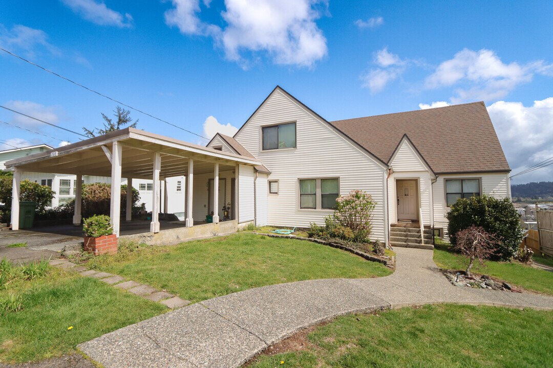 260 N 13th St, Unit B in Coos Bay, OR - Building Photo