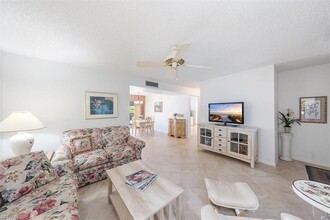 788 Park Shore Dr, Unit D30 in Naples, FL - Foto de edificio - Building Photo