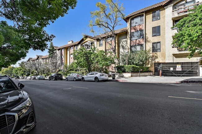 1735 N Fuller Ave, Unit 221 in Los Angeles, CA - Building Photo - Building Photo