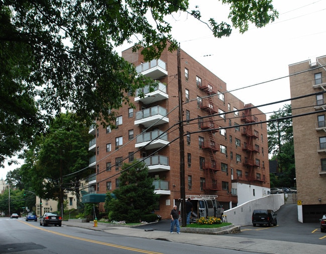 111 E Hartsdale Ave in Hartsdale, NY - Foto de edificio - Building Photo