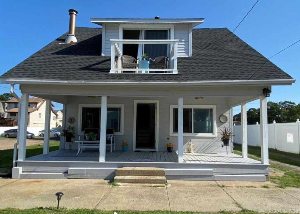 210D Cosey Beach Ave in East Haven, CT - Building Photo