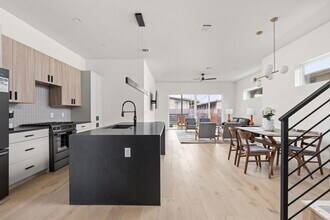 1402 Summit St in Austin, TX - Building Photo - Building Photo