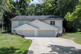 2552 Pebble Valley Rd in Waukesha, WI - Building Photo