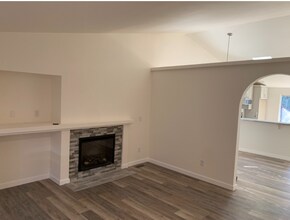 16040 171st Ave SE in Monroe, WA - Foto de edificio - Building Photo