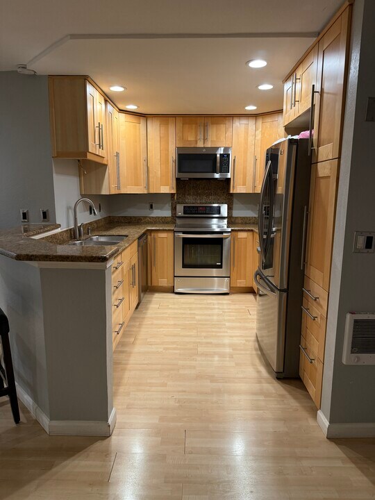 1344 Bellevue Way NE, Unit 1 in Bellevue, WA - Building Photo