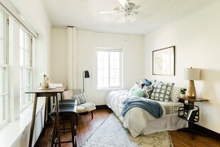 Regency Apartments in Portland, OR - Building Photo