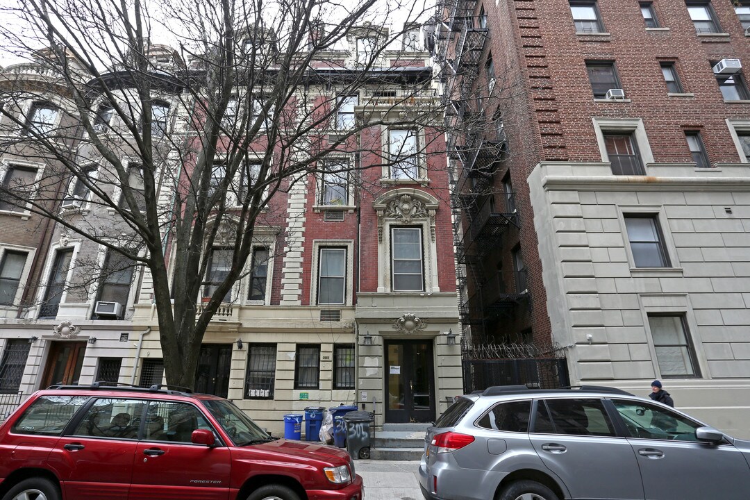 305 W 84th St in New York, NY - Building Photo