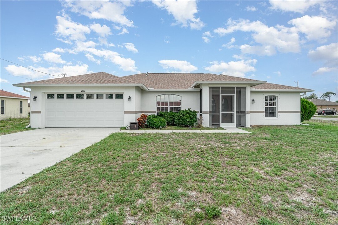 879 Rue Labeau Cir in Ft. Myers, FL - Building Photo