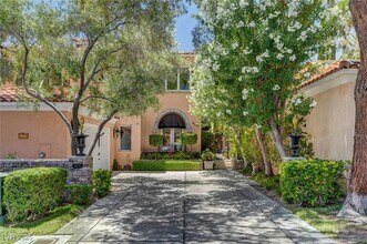 9005 Opus Dr in Las Vegas, NV - Building Photo - Building Photo
