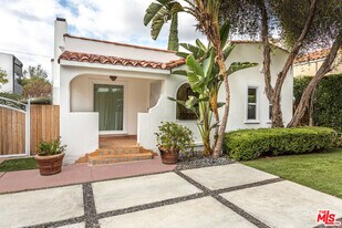 409 N Kilkea Dr in Los Angeles, CA - Building Photo