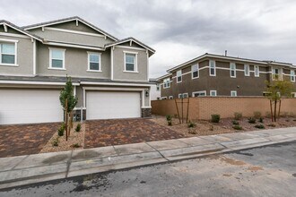 105 Emerald Smt Ln in Henderson, NV - Building Photo - Building Photo
