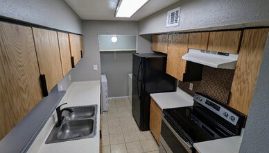 7200 T C Jester Blvd, Unit 4303 in Houston, TX - Foto de edificio - Building Photo