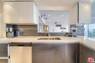 910 S Holt Ave in Los Angeles, CA - Building Photo - Building Photo