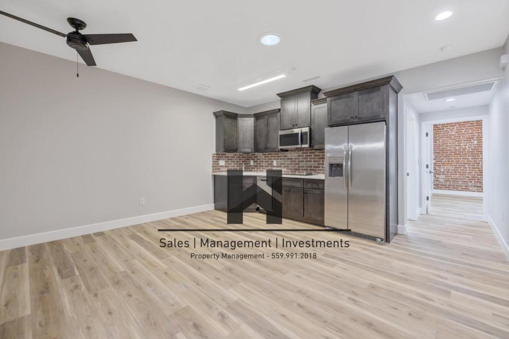 151 S K St in Tulare, CA - Building Photo