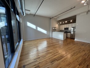 1224 W Van Buren St, Unit 610 in Chicago, IL - Building Photo - Building Photo