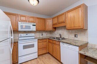 3022 S Wheeling Way, Unit Heather Gardens in Aurora, CO - Building Photo - Building Photo