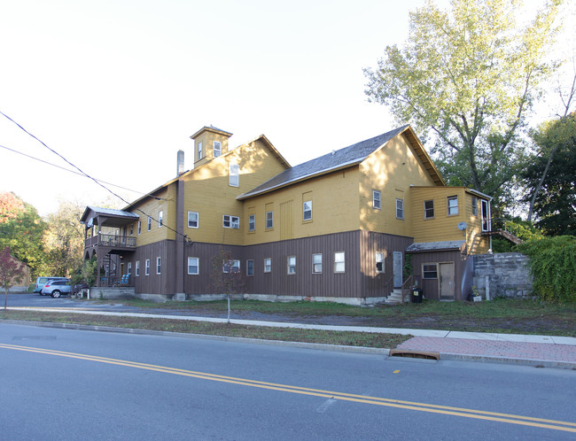 48 Broadway in Fort Edward, NY - Foto de edificio - Building Photo