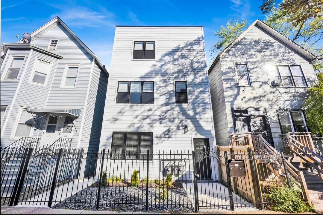 2750 W Francis Pl in Chicago, IL - Building Photo