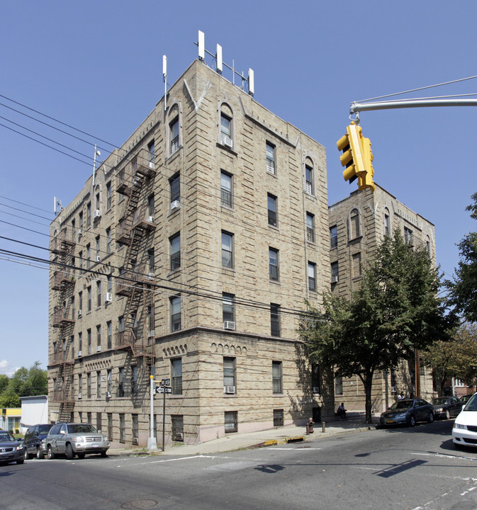 4305 Carpenter Ave in Bronx, NY - Building Photo