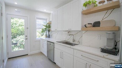 268 Old River Rd in Edgewater, NJ - Building Photo - Building Photo