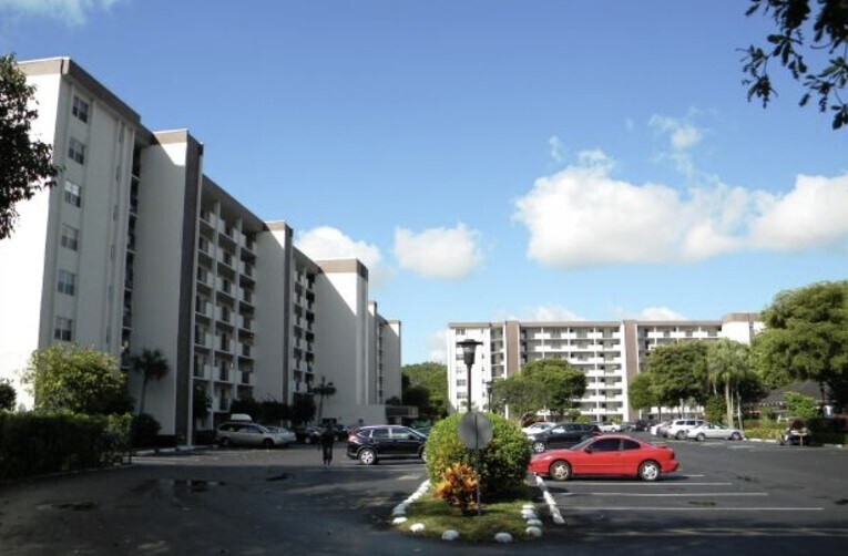 5900 NW 44th St, Unit 704 in Lauderhill, FL - Foto de edificio