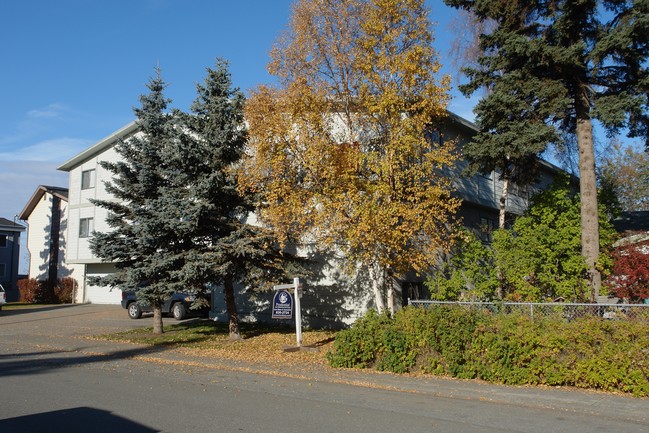 329 E 14th Ave in Anchorage, AK - Foto de edificio - Building Photo