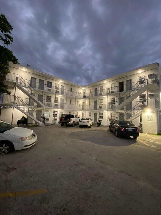 1261 NW 59th St in Miami, FL - Building Photo