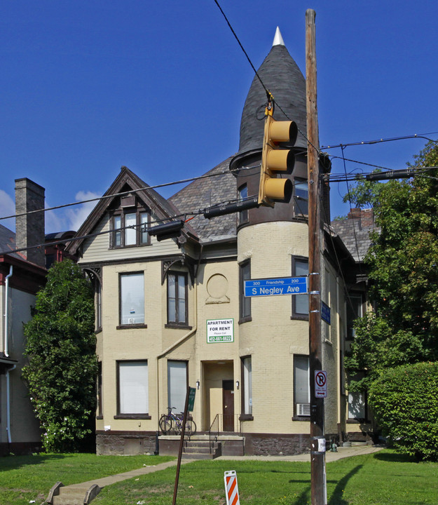 300 S Negley Ave in Pittsburgh, PA - Building Photo