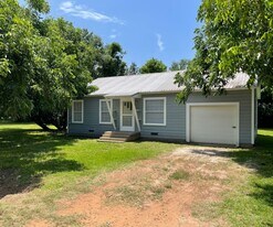 705 Runnels Ave in Crockett, TX - Building Photo