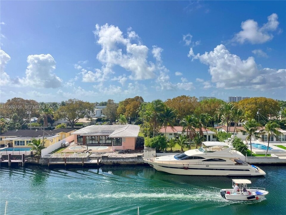 2020 NE 135th St in North Miami, FL - Foto de edificio