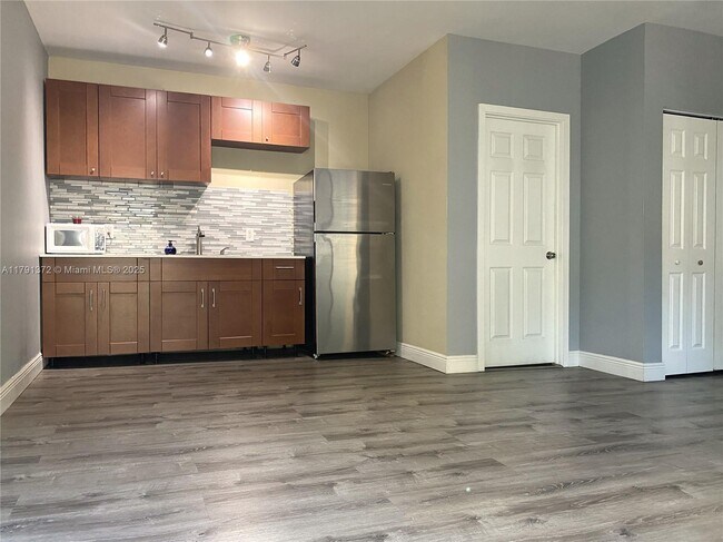 10661 NW 21st Ct-Unit -B in Pembroke Pines, FL - Foto de edificio - Building Photo