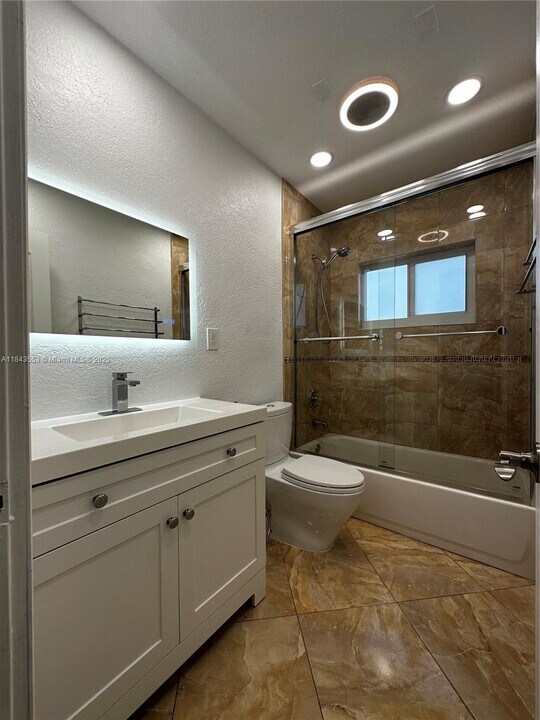 18121 NW 32nd Ave in Miami Gardens, FL - Building Photo