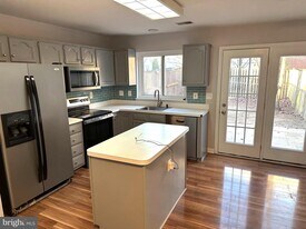 43004 Beachall St in Chantilly, VA - Building Photo