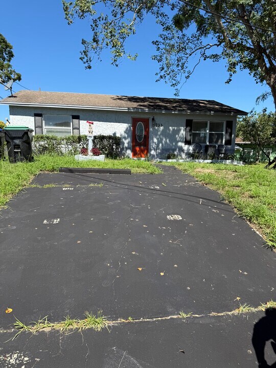733 Magnolia Ave in Winter Garden, FL - Building Photo