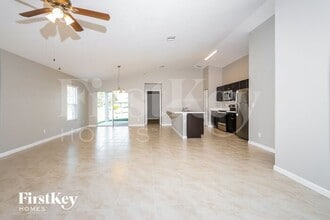 511 SW Nadell Ave in Port St. Lucie, FL - Foto de edificio - Building Photo