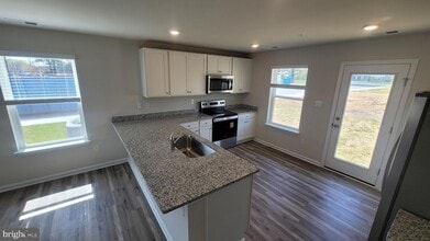 102 Sycamore Ln in Greensboro, MD - Foto de edificio - Building Photo