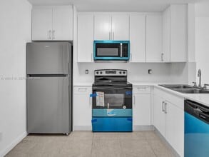 241 NW 40th St in Oakland Park, FL - Building Photo - Building Photo