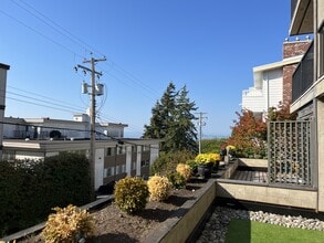 1285 Martin St in White Rock, BC - Building Photo - Building Photo