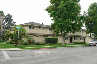 1000 W Alisal St in Salinas, CA - Building Photo - Building Photo