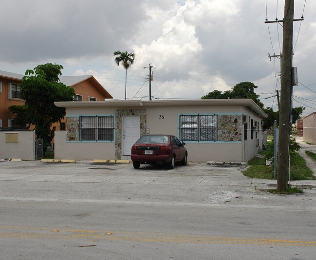 25 W 23rd St in Hialeah, FL - Foto de edificio - Building Photo