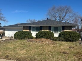 813 Stowell Ave in Streamwood, IL - Building Photo