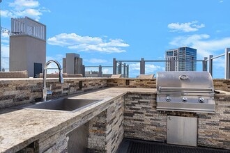 SkyHouse Dallas Apartments in Dallas, TX - Foto de edificio - Building Photo