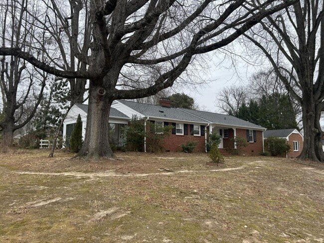 2112 Villa Dr in Greensboro, NC - Building Photo - Building Photo