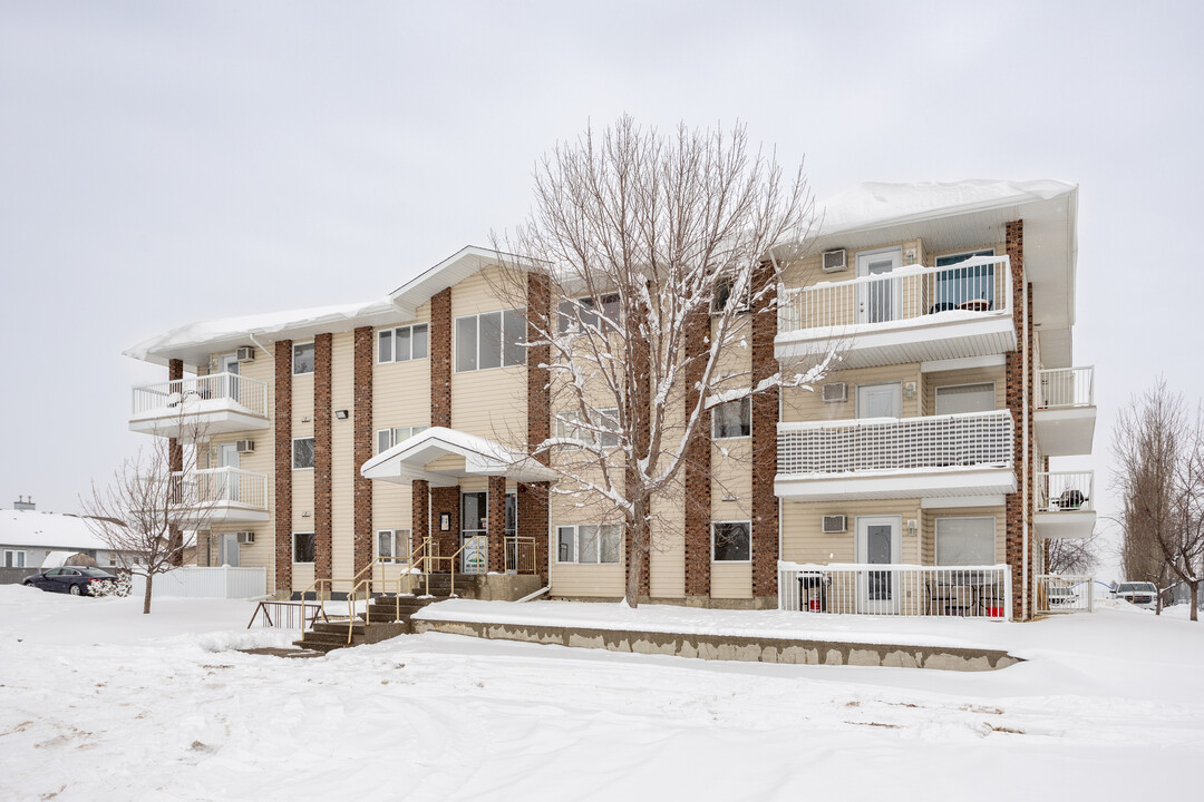 Westlake Apartments in Strathmore, AB - Building Photo