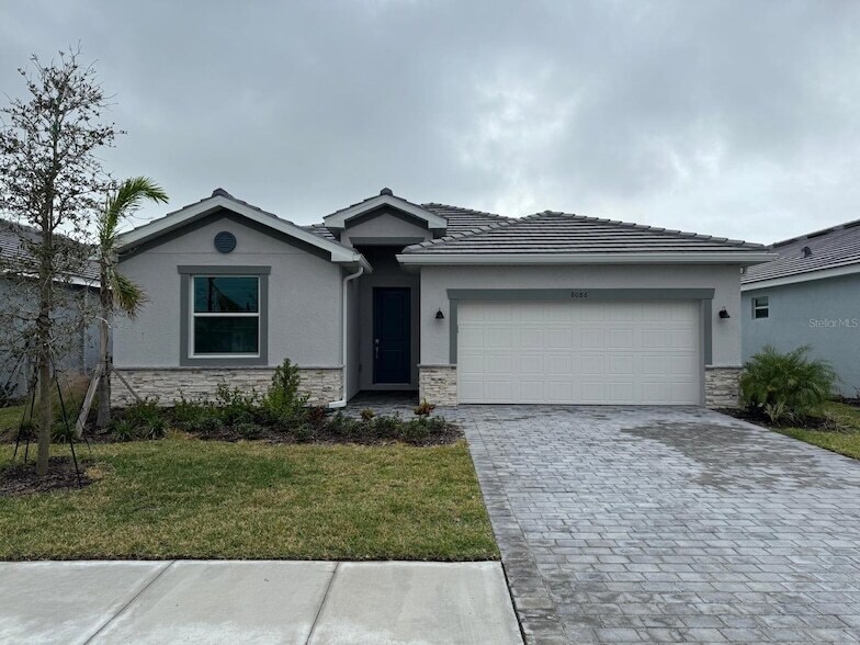 8086 Shr Lk Dr in Englewood, FL - Building Photo