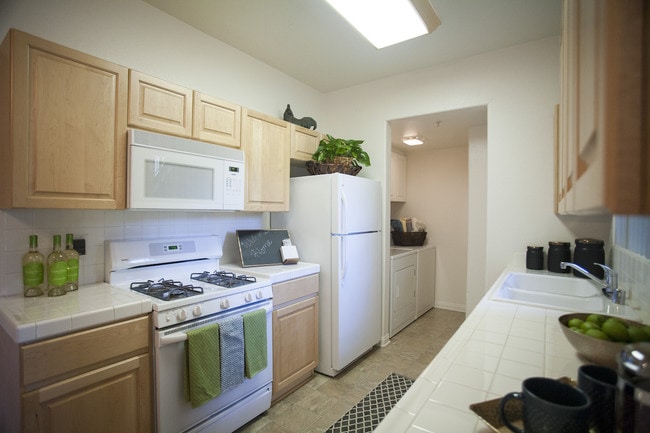 Crescent Heights Luxury Apartment Homes in Murrieta, CA - Foto de edificio - Building Photo