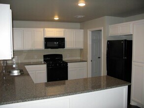 11604 Surrey Villas Ct in Yukon, OK - Building Photo - Building Photo